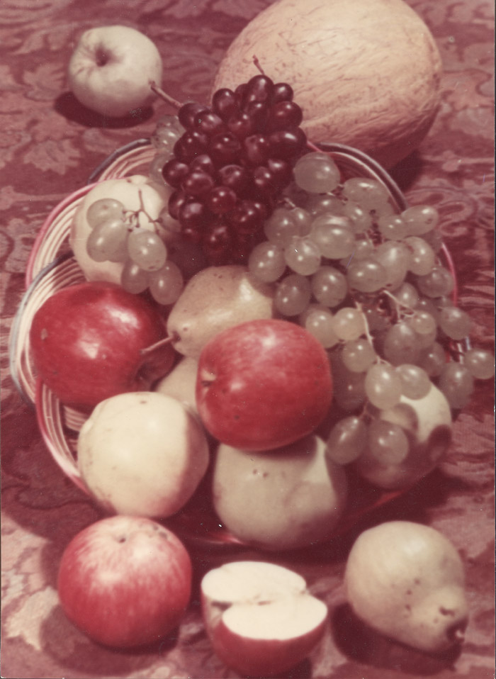 フルーツ。1949年。カラープリント。//当時は、果物の静止画にも政治的イデオロギーが含まれており、ソ連の人々は、飢えた戦後、食品流通の配給カードシステムがまだ機能していた飢えた国には存在しない食材を料理本で見ることができるように撮影された。