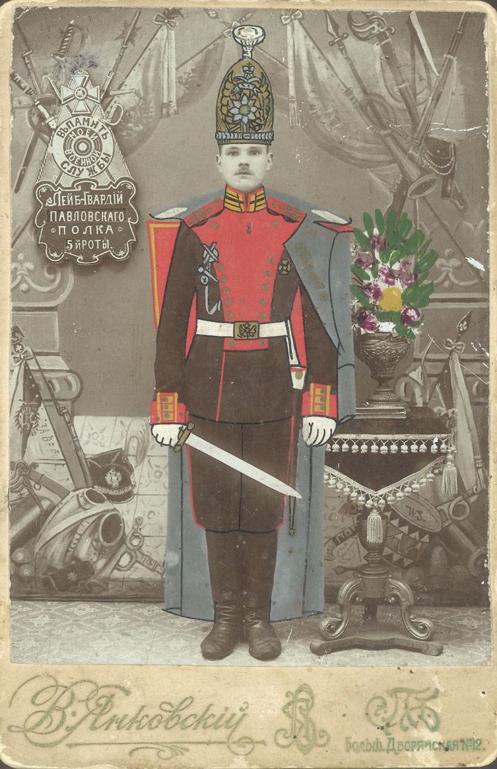 「私の兵役を偲んで」サンクトペテルブルク。 1910年代の初め。コロジオン、絵の具。 //カラー写真は、ヨーロッパとほぼ同時期の1860年代にロシアでも広く使われるようになった。これは手描きで水彩と油彩で写真プリントを着色するということであった。