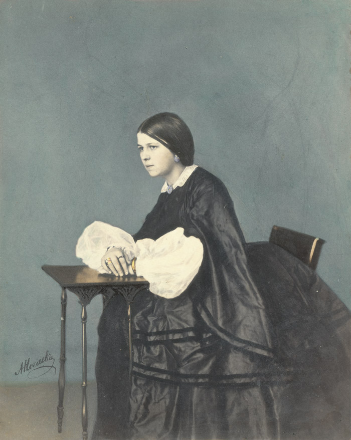 少女のポートレート。1860年代。鶏卵紙、絵の具。//人々はカラーで、特に絵画的なフォーマットで、自分のイメージを見たいと思った。初期の写真の着色は鶏卵紙を含む、プリントされたもの欠陥を隠すことが出来た。