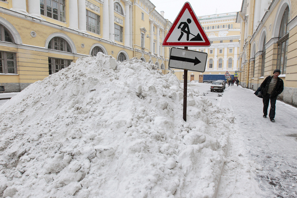 いわゆるロシアの「北の都」、サンクトペテルブルクは、最近の降雪後に本当に北の都に見える。サンクトペテルブルクの通りや中庭はぐちゃぐちゃになっている。ほとんどの歩道は雪に埋もれている。