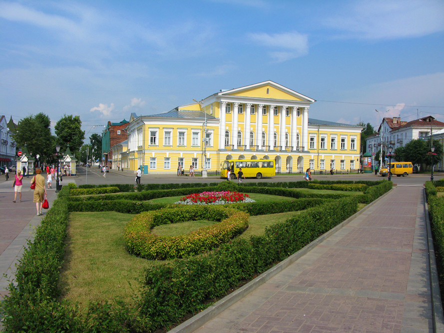 Susaninskaya Square, also called “Frying Pan” is a giant square in the centre of Kostroma. At one side there are large arcades of the ancient markets and at the other side there are the firewatch-tower, the Guard House and the palace of General Borshov.