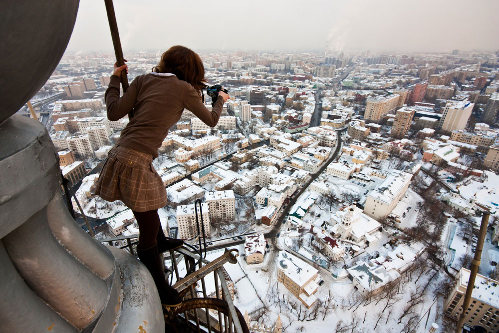 新しい世代の若いロシア人写真家達には、予想外で風変わりな街の見方がある。