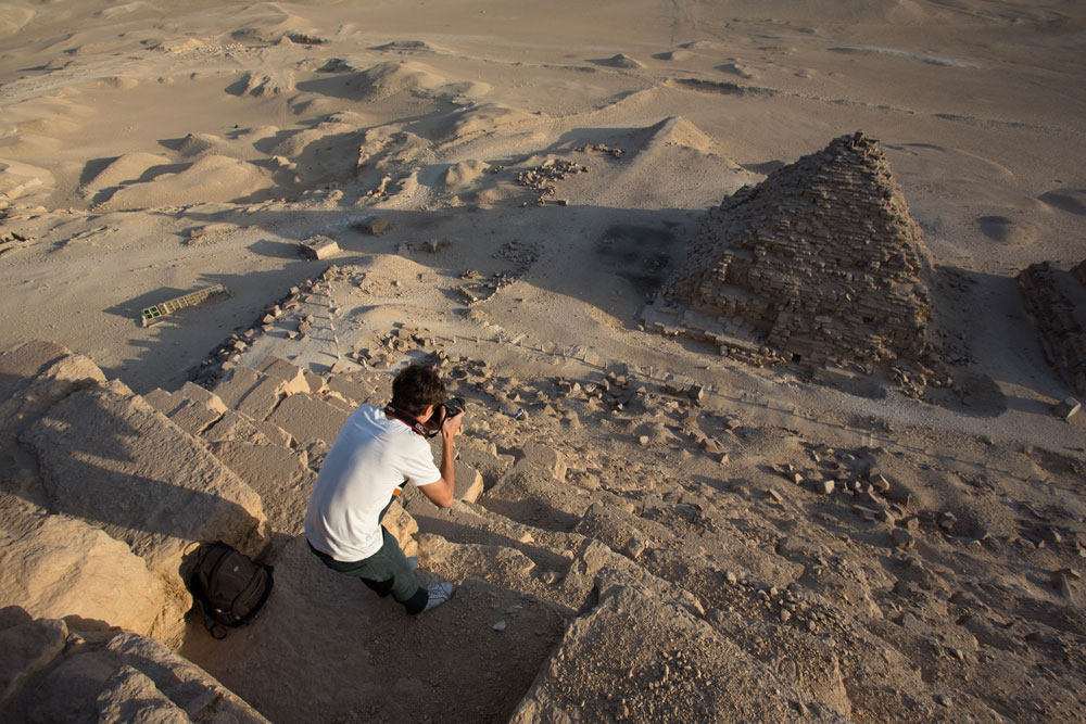 Having conquered the capital's high-risers, three "roofers" from Moscow set their sights on something really extreme. They journeyed to Cairo and, in violation of Egyptian law, ascended the Pyramid of Cheops. The plot was carried out on March 19: the “Seventh Wonder of the World” was scaled at night, with no equipment.