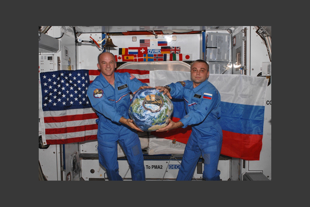 ロシアは、常に軌道上に誰かを送り込んでいる数少ない国の一つだ。ISSのロシア居住区には絶えずクルーがいる。現在のところ2人だが、3人に増員される予定。米国人飛行士とは毎日3～4回顔を合わせる。