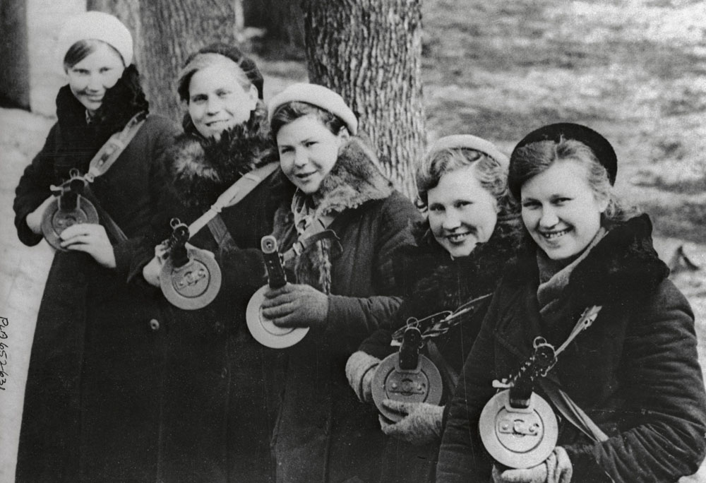 A partir de 1939, as mulheres soviéticas passaram a ter o direito de prestar serviço militar. Nos primeiros dias da Grande Guerra Patriótica, quando o exército alemão se aproximava de Moscou, unidades de voluntárias começaram a se formar na capital.