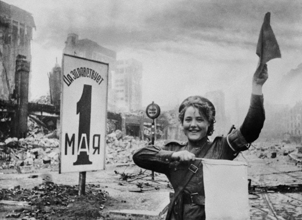 Na primavera de 1945, em Berlim, o fotógrafo Evguêni Khaldei tirou uma foto famosa: tendo como pano de fundo o portão de Brandenburgo, uma garota controladora de tráfego comanda a passagem das  tropas soviéticas. A fotografia tornou-se uma espécie de símbolo da vitória do exército soviético sobre o fascismo. Ela foi publicada repetidas vezes por jornais e revistas em todo o mundo. Na foto: Maria Chalneva orienta o movimento do equipamento militar soviético perto do Reichstag, em Berlim.