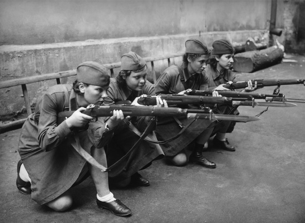 Durante a guerra, as mulheres não serviam no Exército Vermelho, mas apenas em cargos de apoio, como enfermeiras ou no correio. Elas trabalhavam no Exército de defesa aérea, comunicações, segurança interna e nas estradas militares. Havia também as divisões de artilharia. Para ingressar nessas unidades, as jovens deviam passar por um treinamento especial. Na foto, mulheres recebem treinamento de tiro, em 1941, em Moscou.