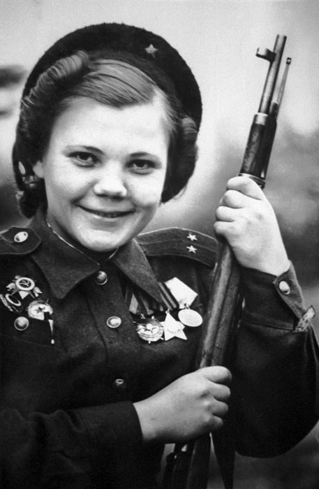 Nina Lobkovskaia é outra  franco-atiradora notável. Em 1942, logo após terminar a escola, Nina decidiu ir para o fronte, quando tinha apenas 17 anos. Após se formar na escola de franco-atiradores para mulheres em Moscou, ela trilhou um glorioso caminho de batalha: libertou Leningrado, a Polônia e chegou até Berlim.