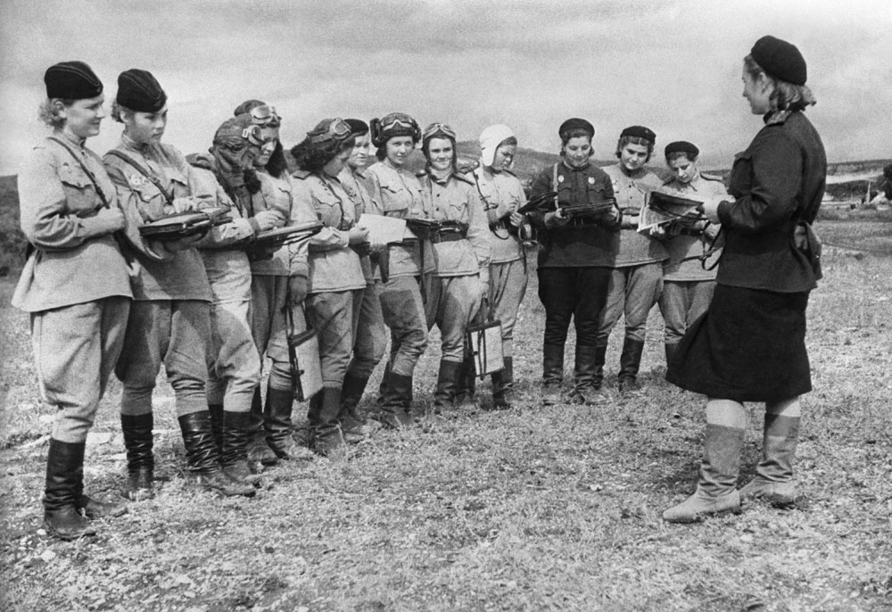 As mulheres também lutaram na força aérea. Foram criados regimentos aéreos femininos de caças e fuzileiros. Na foto, mulheres do 46º regimento de bombardeiros de mergulho leve.