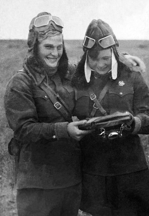 Os alemães chamaram as mulheres do 46º regimento de bombardeiros de mergulho de “bruxas da noite”, por sua coragem e maestria. Durante as ações de combate, elas executaram mais de 20 mil levantamentos de voo de combate e jogaram sobre as tropas fascistas quase 3 mil toneladas de bombas.