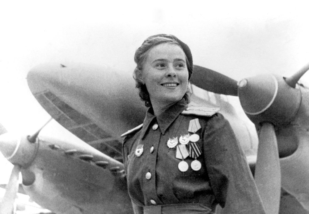 Maria Dolina é uma heroína da União Soviética. Completou 72 voos a bordo do avião de mergulho PE-2; lançou 45 toneladas de bombas sobre o inimigo. Em seis combates aéreos derrubou 3 caças do inimigo.