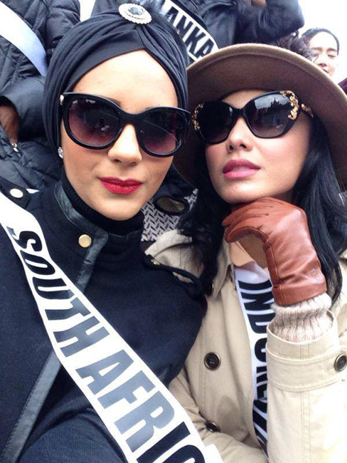 Miss Afrika Selatan (kiri) dan Miss Indonesia (kanan).