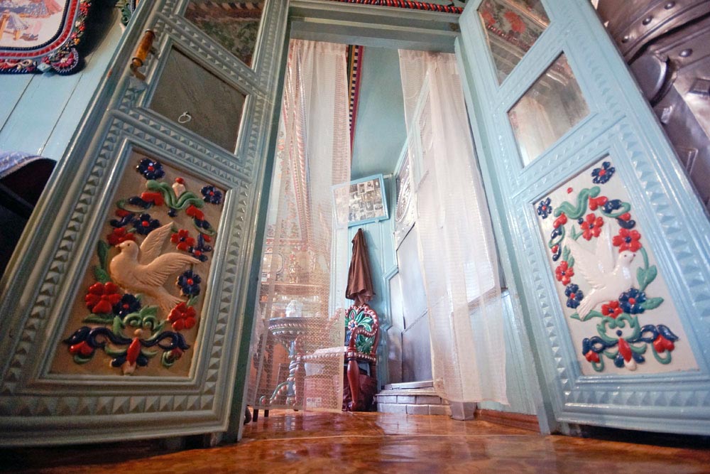 Initially, Sergey Kirillov had no intentions to do such marvelous renovation. Years ago, he was literally forced to repair windows, because the house was very old. Having started with that, Kirillov was unable to stop his work before the very day he died.