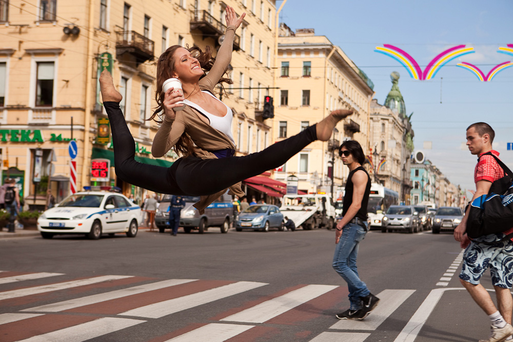 ダリヤ・コテリニコワ、新体操のプロ；ネフスキー大通り//ダンサーを撮影した100枚の写真からすでに60枚を公開している。通りでダンサーが躍動する写真だ