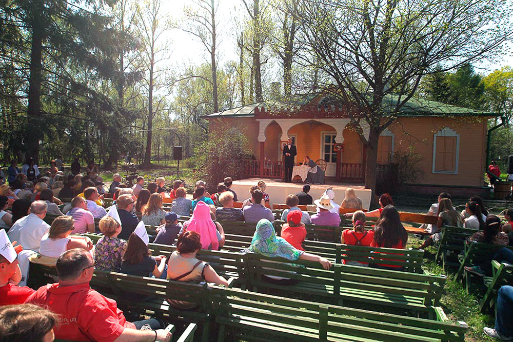 モスクワから南に52kmのところにあるチェーホフ町は、メリホヴォの春として知られる非常に珍しい演劇祭の始まりの舞台となった。