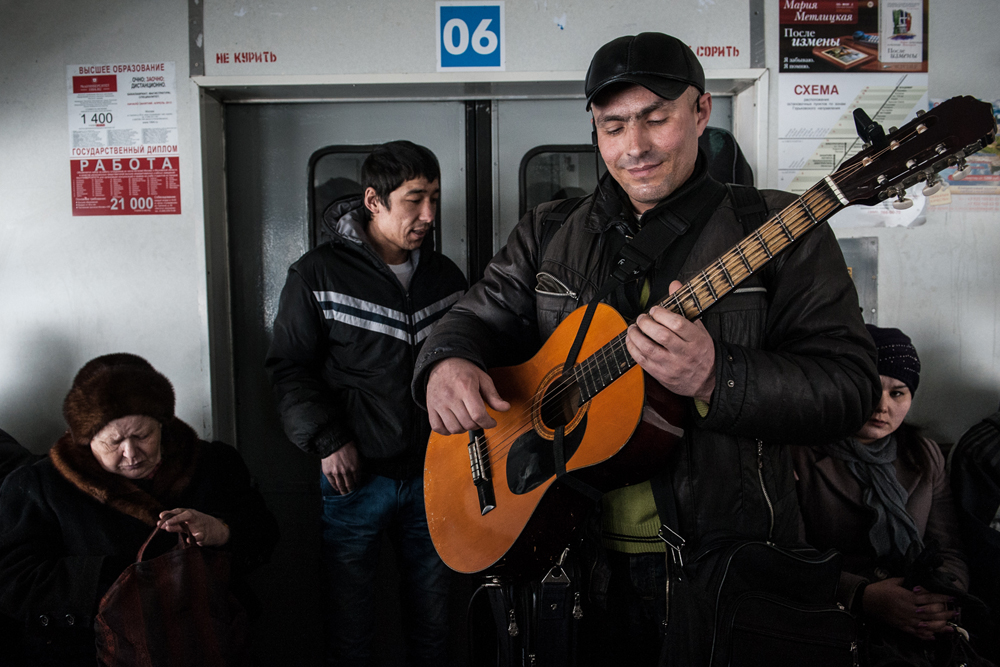 ミュージシャンが電車の中で演奏している。30分電車に乗っている間に、12以上の様々な物売り、大道芸人、詩人、歌い手や乞食が出てくる。