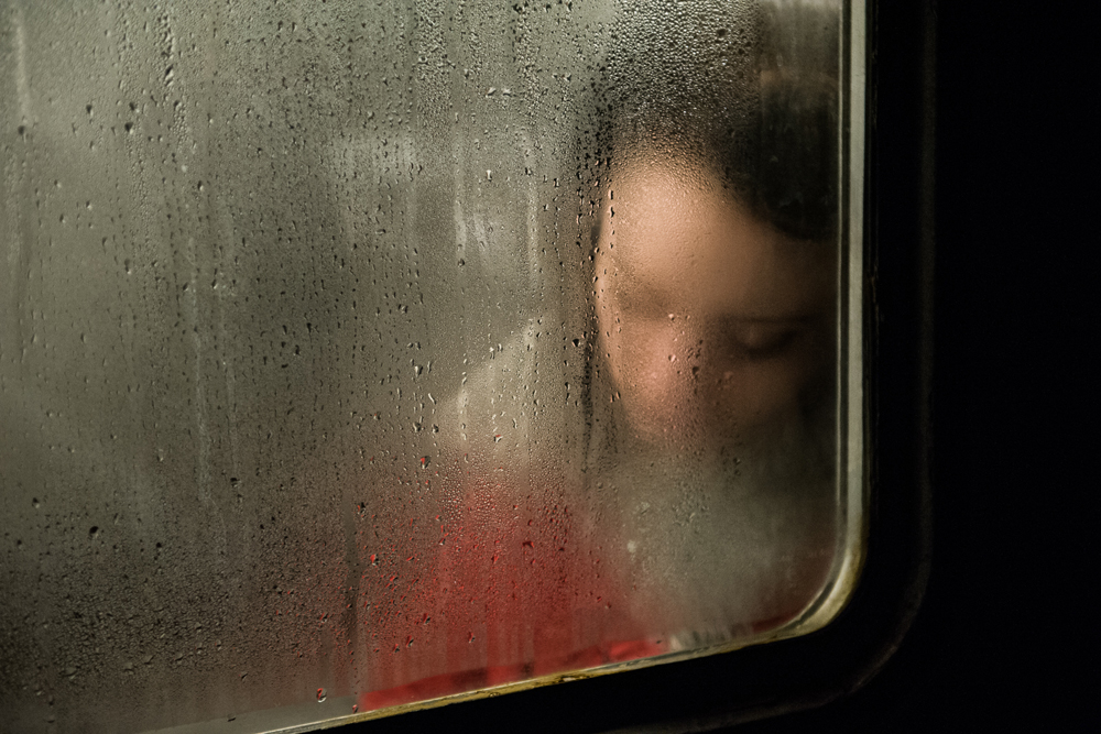 電車の中で眠る少女。通常の週5日間の勤務は非常に疲れる。毎日の公共交通機関での通勤は、さらにエネルギーを吸い取る。