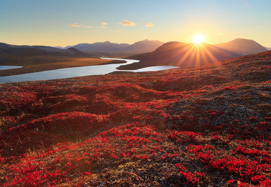 Terletak di ujung timur laut Rusia dan Eurasia, menjadikan Chukotka salah satu kawasan paling terpencil di dunia. // Akhir musim panas di Chukotka Selatan, pemandangan lembah Tkachenskaya dari Gunung Inakhpak.