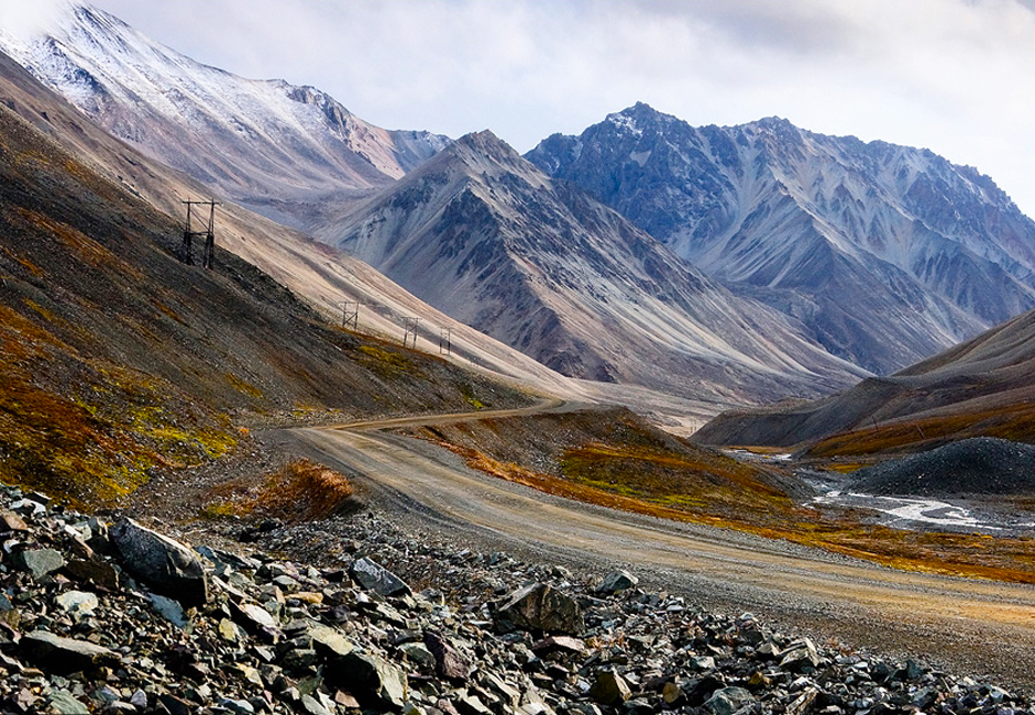 La carretera de Iultin-Egvekinot, una de las pocas carreteras de Chukotka, fue construida en los años 40 del siglo XX para proporcionar acceso a las minas de estaño y tungsteno.
