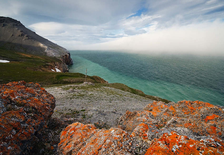 Chukotka terjepit di antara Samudra Arktik dan Pasifik. Jadi ketika Anda di tanjung Dezhnev (ujung paling timur Rusia), Anda dapat melihat Arktik di kiri dan Pasifik di kanan, Amerika Utara di depan, dan tundra tanpa batas Eurasia timur laut di belakang. // Ujung dunia: sebuah pemandangan Selat Bering. Di seberang kabut adalah benua Amerika.