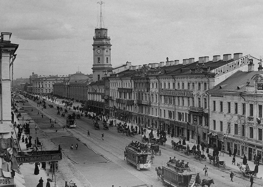 Doch zuvor, mit Beginn des Ersten Weltkriegs, wurde die Stadt in Petrograd umbenannt, weil der alte Name zu Deutsch klang. 1991, als die Sowjetunion unterging, erhielt die Stadt ihren ursprünglichen Namen zurück - St. Petersburg.