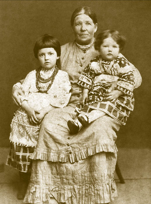 L'influence des costumes folkloriques russes était particulièrement sensible à l'époque d'Alexandre III. La plupart des vêtements étaient réalisés au point de croix dans le style russe, et il était très courant de finir les vêtements pour enfants avec de la dentelle piquée. Les vêtements d'enfants russes et ukrainiens n'étaient pas rares dans les années 1880, en particulier chez les slavophiles.