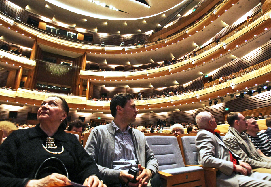 2,000席あるコンサートホールは、カナダの建築家、ジャック・ダイアモンド氏の代表作となった。音響を最大限活かし、親密な雰囲気を作るのに重点を置いている。