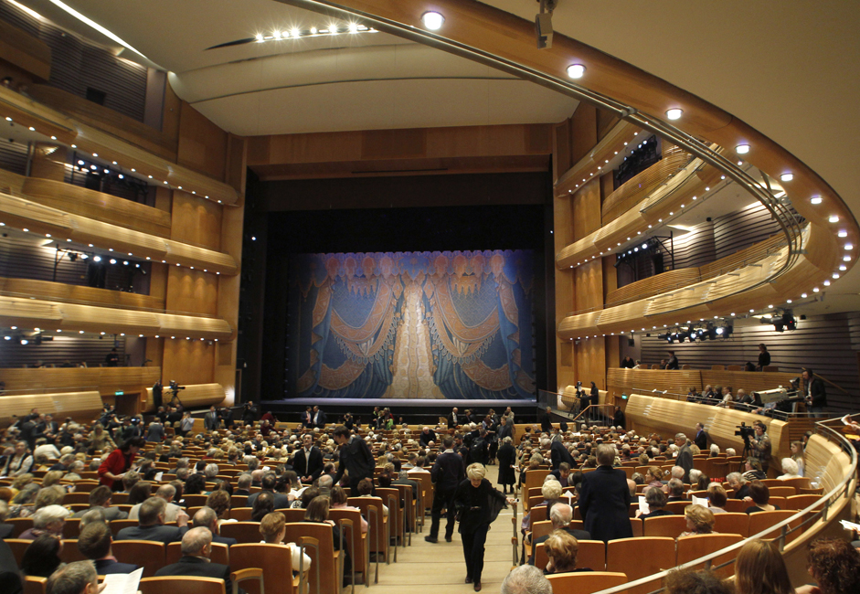 The Mariinsky II has been designed to create ideal acoustic conditions. At about 18000 m3, the hall has an ideal volume and is comparable to the world’s most renowned opera houses. The auditorium’s floor is separated from the concrete foundations by sound-absorbing wooden structures.  Solid wood balustrades arranged in an overlapping sequence with embedded light fixtures are located throughout the auditorium to aid sound diffusion.