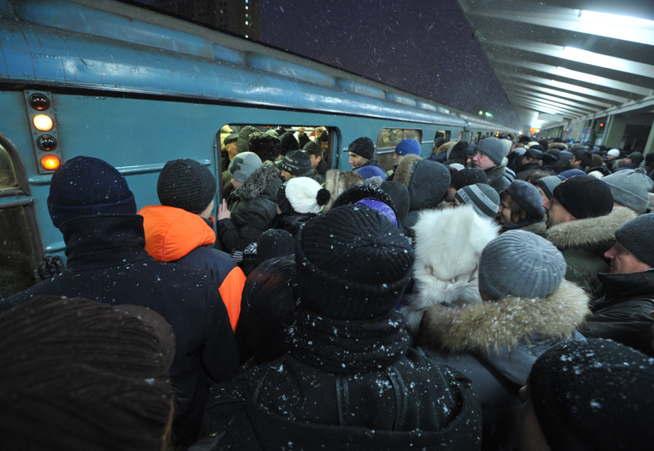 最も利用客の多い駅。最も混雑した駅という不名誉が与えられるのは、タガーンスコ＝クラスノプレースネンスカヤ線の終点となる ヴィヒノ駅だ。公式のデータによれば、1日の利用客数は17万人を超える。ラッシュアワーになると駅中がいっぱいになり、プラットホームにたどり着いた利用客は、乗車できるまで電車を1本か2本見送って待たなくてはならない。