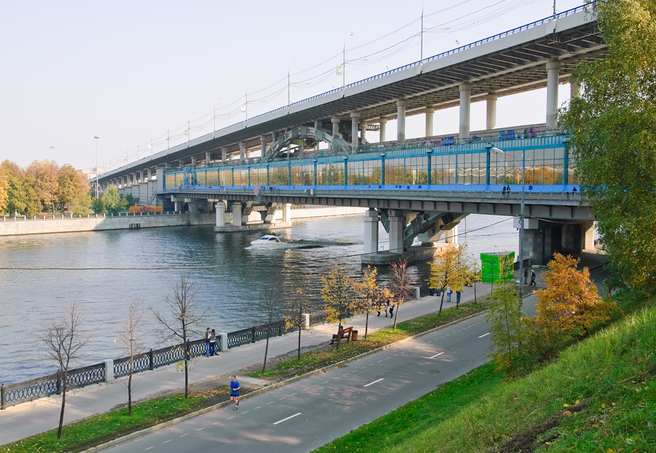 最長の駅。プラットホームまでの通路を含めれば、ソコーリニチェスカヤ線のヴォロビヨーヴィ・ゴールィ（「雀が丘」）駅は全長 284メートルと、モスクワ地下鉄で最長記録を誇る。プラットホームの一方からもう一方までは、歩いて4分かかる。1959年に開設されたこの駅は、川に かかる橋の上に構築された地下鉄駅としては世界初だ。