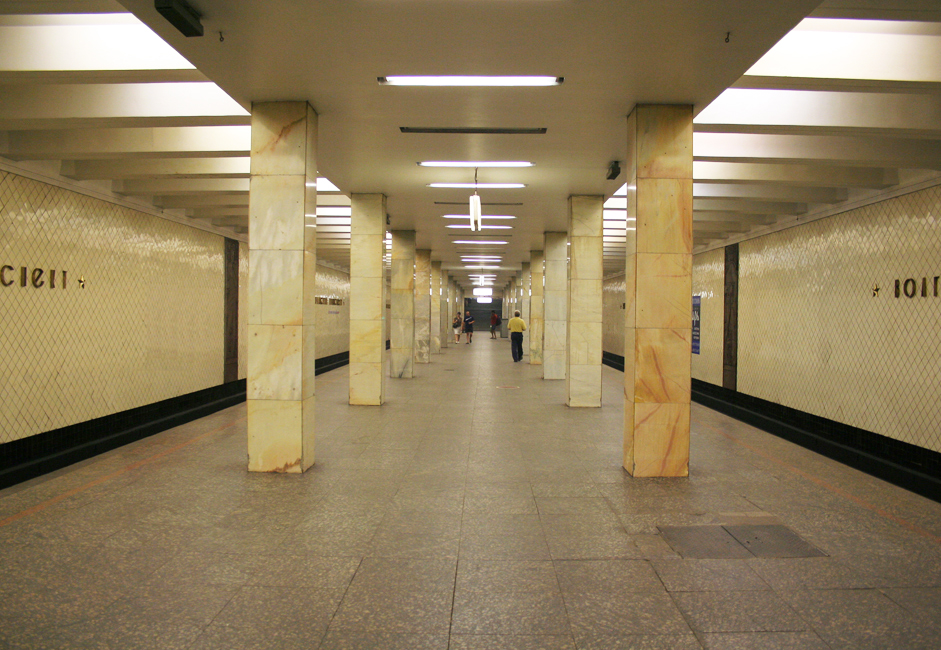 最も細い駅。モスクワ地下鉄で最も細い駅は、タガーンスコ＝クラスノプレースネンスカヤ線の ヴォルゴグラード・プロスペクト駅である。プラットホームの幅は通常よりも狭く、ホームの一端の柱からもう一端の柱までの距離は4メートルしかない。