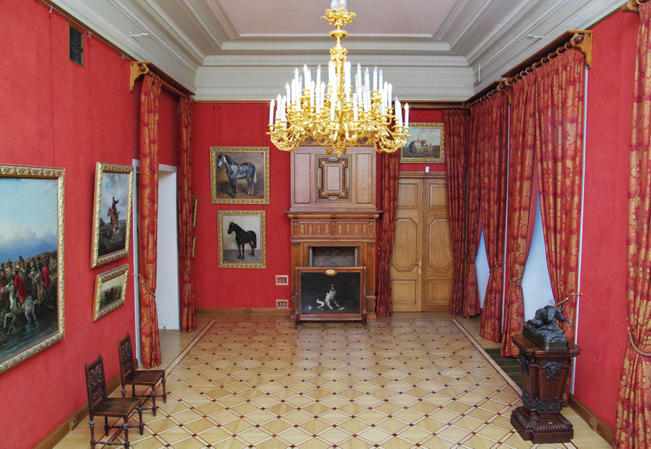 Chaque bâtiment du Musée d'État russe est une relique vivante. Le palais Stroganov de style baroque affiche des intérieurs restaurés de l'époque élisabéthaine russe. Le Palais Mramorny (de Marbre) austère, construit sous le règne de Catherine II, organise des expositions d'art moderne.