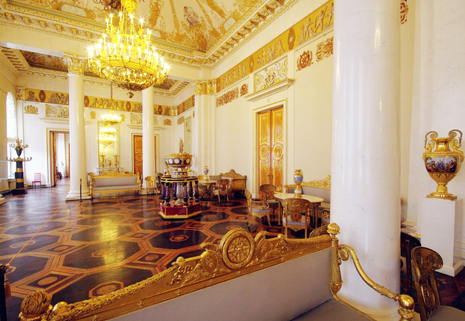 Bien qu'il ait fallu beaucoup plus de temps pour qu'un musée d'art national apparaisse à Saint-Pétersbourg qu'à Moscou, il a immédiatement obtenu un statut national et une résidence permanente à l'intérieur de l'un des grands palais de la ville.