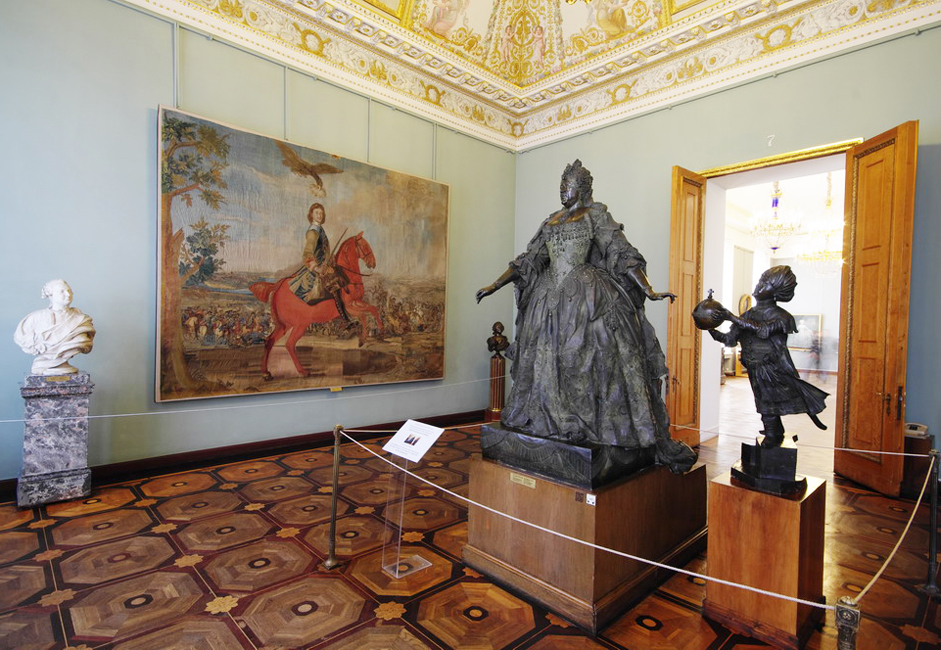当初の計画では、博覧会は3部から構成されていた。その一つは今上の皇帝の人生に関するもので、2つ目は民族誌学と工芸に関する もの、3つ目が美術を専門とするものであった。しかし、一つ目の展示はすぐに関連性を失い、二つ目の展示は別の美術館へ移動された。一方で、「ロシア皇帝 アレクサンドル3世記念ロシア美術館」は、絵画や彫刻だけでなく、異なる時代に遡る建築的傑作までをもそのコレクションに追加していった。