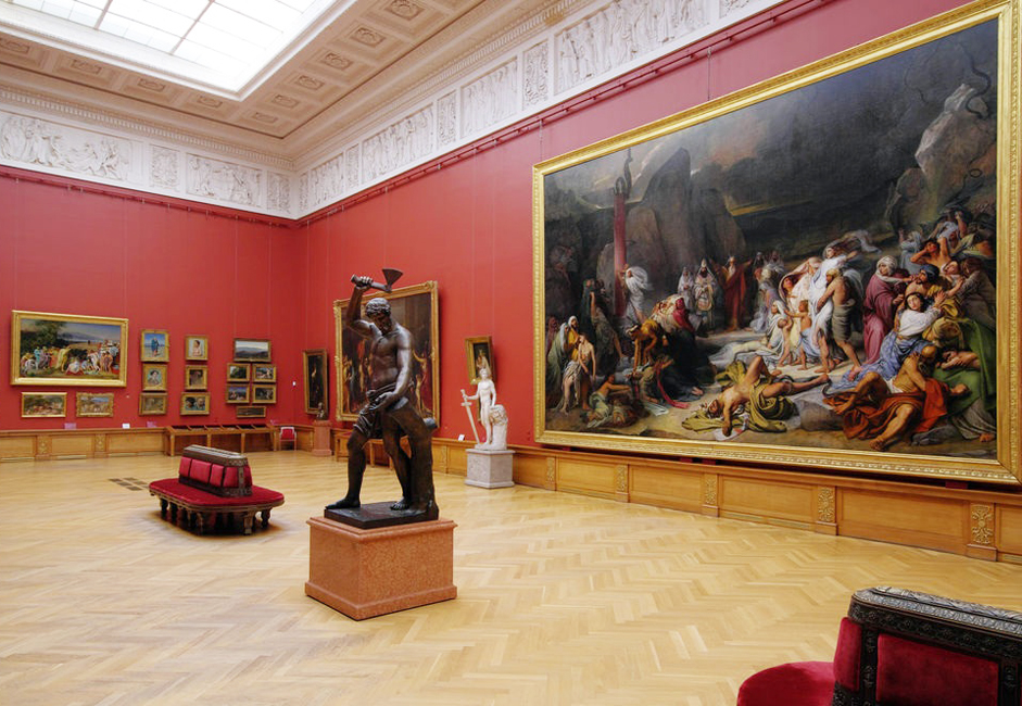 1895年の開館当初、博覧会の展示内容は、エルミタージュ美術館にすでにあった所蔵品や、ロシア美術の収集家として知られた ティエニシェワ公爵夫人とロバノフ＝ロストフスキー公爵の2人によって寄贈された美術品によって構成されていた。