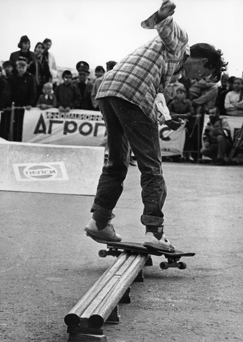 ソ連時代のスケートボーディングの起源は1970年代後半まで遡る。西側諸国の若者たちが興じる風変わりな趣味にメディアが手短に触れることはよくあったが、スケートボードはこの国に少数しか輸入されなかった。