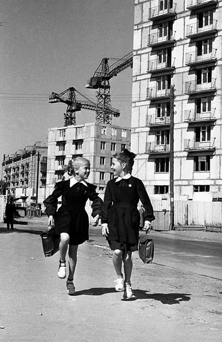 その中には、ドミトリー・ヴォズドゥヴィジェンスキー、ニーナ・スヴィリドワやその他多くの、モスクワを様々な角度から様々な時代にとらえた写真家がいる。// 「新たな入居者」、 1960年代。フルシチョフカと呼ばれる5階建てのアパートが大量に建てられた時代の一コマ。