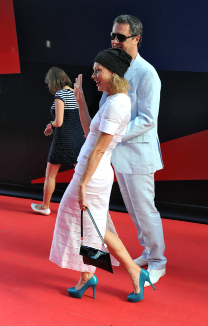 Die russische Schauspielerin Alena Babenko betrat in einem Kleid von Jil Sander und leuchtend türkisen Schuhen den roten Teppich. Eine Kappe mit Netz, nach Jil Sander ein Muss in der Frühjahr- und Sommerkollektion, vollendete die Erscheinung.