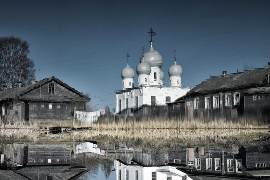 ベロエ湖周辺の土地は、ベロゼリエと呼ばれている。この地はロシア北部に属し、キリロフ、フェラポントフ、ゴリツキーなど多くの修道院で有名だ。雄大なキリロ・ベロゼルスキー修道院は、非常に豊かな歴史を有しており、1919年に州の保護下に置かれ、1924年には博物館として認定された。