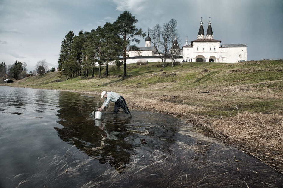 フェラポントフ修道院は、400年にわたり、ベロゼルスク有数の文化的および宗教的な中心地であった。二つの湖の間の丘に位置する修道院の建物は、 ロシア北部で、元々の装飾やインテリアを保存する唯一のものだ。