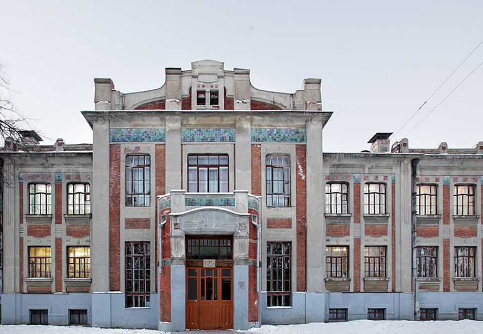 In the outskirts of Noginsk (town situated in 68 km from Moscow), on 8 March Street, stands the splendid building of School № 10, which this year marks its 105th anniversary.