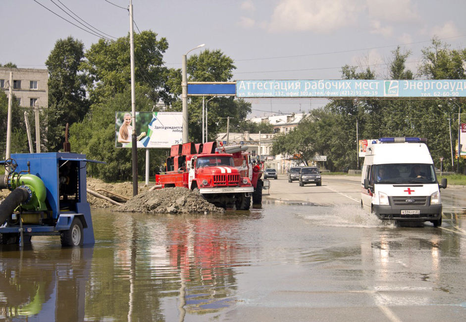 In places, the water gushes through the flood defenses being rushed into place, with waves that hurtle down the city&#039;s roads and threaten residential buildings. The events that threaten to bring havoc to local residents are part of normal life for the Amur River.