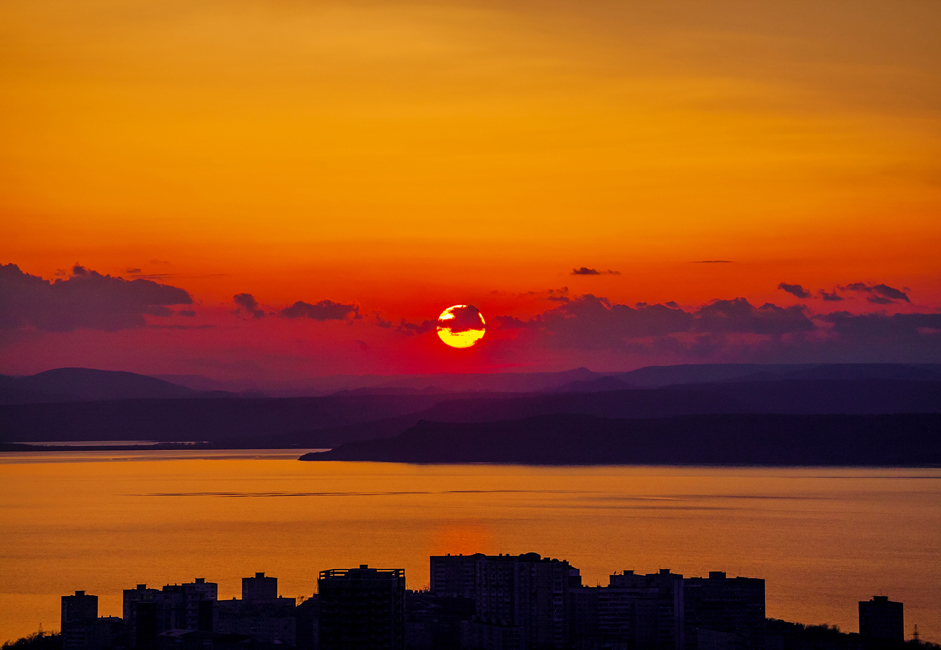 Vladivostok est une ville dynamique qui allie l’ancien et le moderne. La ville est bâtie sur plusieurs montagnes pointues qui surgissent de la mer comme des chutes d’eau glacées.