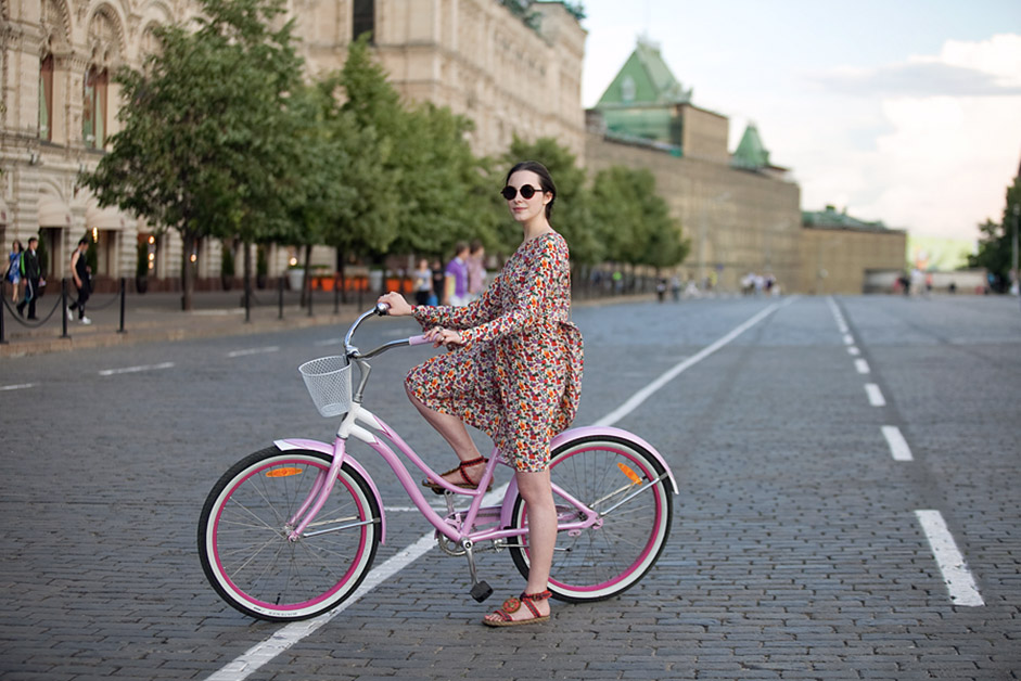 モスクワは何キロも続く交通渋滞で悪名高く、公共交通機関も定員オーバー。そのため、多くの人々が自転車を漕ぎ始めている。/アンナ、学生。サイクルトレック。赤の広場。