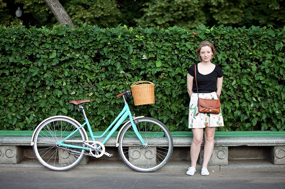 写真の女の子達は、最近モスクワとサンクトペテルブルクにも入ってきた自転車イベント「ツイード・ライド」の参加者を連想させる。/ナージャ。サイクル・ギャリ−・フィッシャー。ゴーリキー公園。