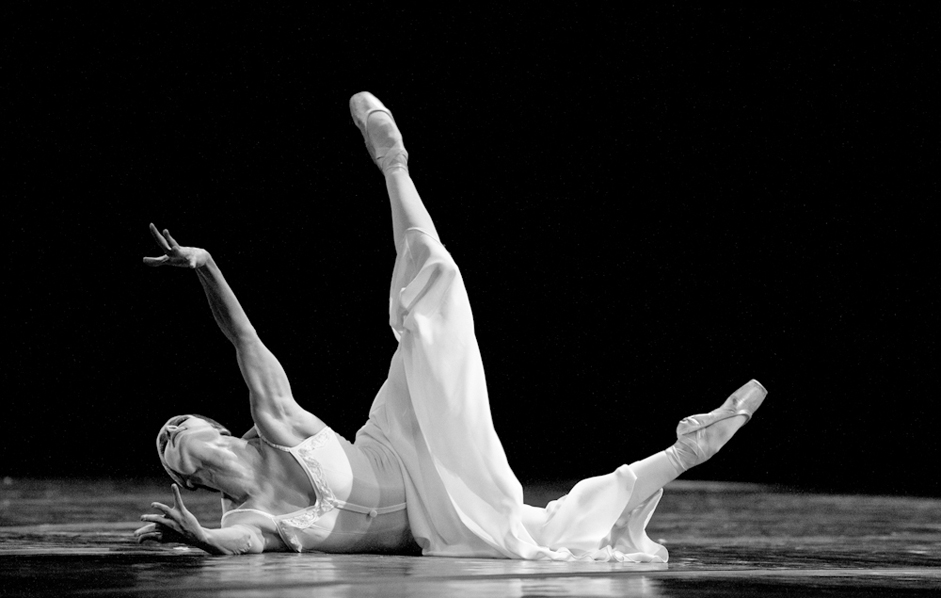 Créant son propre style, Eifman a travaillé sur différents systèmes de danse. Il ne s’est pas limité aux trames d’une performance de ballet purement, puisque le plus important pour lui est la théâtralité. Ses pièces sont des spectacles, qui révèlent de nouvelles formes et de nouveaux principes de jeu de danse. // Elena Kouzmina, principale danseuse du ballet « Gisèle la rouge », consacré à Olga Spesivtseva, une célèbre danseuse de ballet russe du début du XXème siècle.