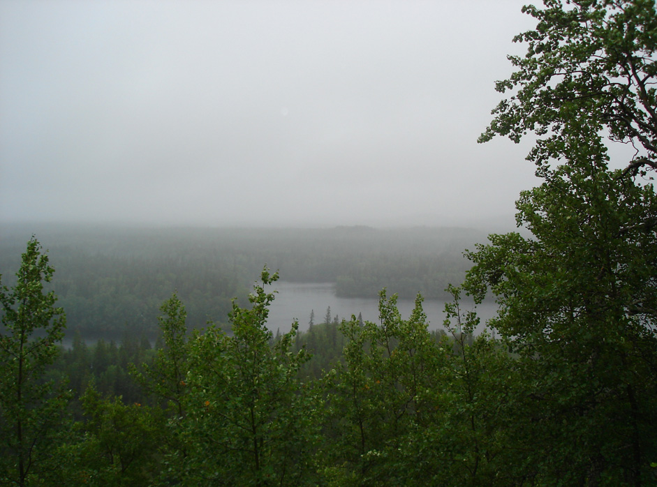 ソロヴェツキー集落から舗装されていない道が、森を１２km抜け、諸島で最も高いセキルナヤ・ゴラ（手斧丘）（海抜９６メートル）へと導く。