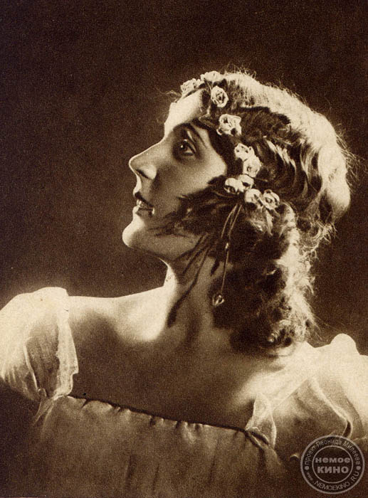 オリガ・クニッペル・チェーホワ（1868-1959）、ロシアの優れた女優、ソ連人民芸術家（1937）、ソ連国家賞受賞者（1943）。 1898年に創設間もないモスクワ芸術座に採用。作家アントン・チェーホフの妻として、チェーホフの作品の女性役を初めて舞台で具現化。「かもめ」のアル カージナ、「三人姉妹」のマーシャ、「桜の園」のラネーフスカヤなどを演じた。無声映画にも出演した。
