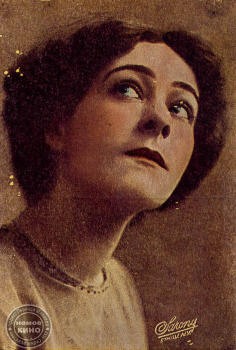アーラ・ナジモワ（本名ミリアム・レヴィントン、1879 -1945）、世界の無声映画でもっとも人気があり、目立つ女優の一人、プロデューサー、脚本家。17歳でモスクワに行き、創設間もないモスクワ芸術座で 演技を始める。徐々に成功し、世界中で公演し始める。1905年、夫のパーヴェル・オルレネフとロシアから亡命。1916年、プロデューサーのルイス・セルズニックから、映画「戦時花嫁」への出演を依頼される。映画制作会社「メトロ」は、1週間1万3000ドルの契約をナジモワと結んだ。このようにして、 アメリカでもっとも高額な映画スターになった。メアリー・ピックフォードですらこれより少なかった。数十作品に出演し、ハリウッド・ウォーク・オブ・ フェームでは、2つの星でアメリカの芸術界への功労が記されている。