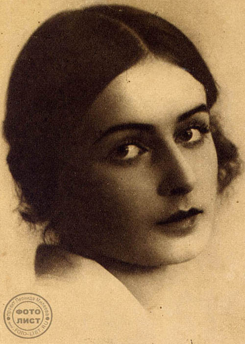 ニーナ・シャテルニコワ（1902-1982）、有名なソ連の女優。レニングラード・コメディー劇場と、俳優劇場・スタジオの女優だった。約30作品に出演しており、一番最初の映画が「鉄の踵（かかと）」（1919）だった。